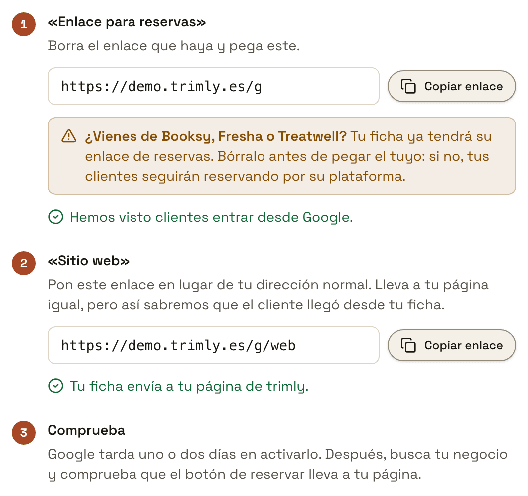 الخطوات الثلاث في «كيف يجب أن يبدو ملفك»: 1 «رابط الحجز» مع https://demo.trimly.es/g وزر «نسخ الرابط» والتنبيه للقادمين من Booksy أو Fresha أو Treatwell، وبالأخضر «لاحظنا وصول عملاء من Google.»؛ 2 «الموقع الإلكتروني» مع https://demo.trimly.es/g/web وبالأخضر «يوجّه ملفك إلى صفحتك على trimly.»؛ 3 «تحقّق»