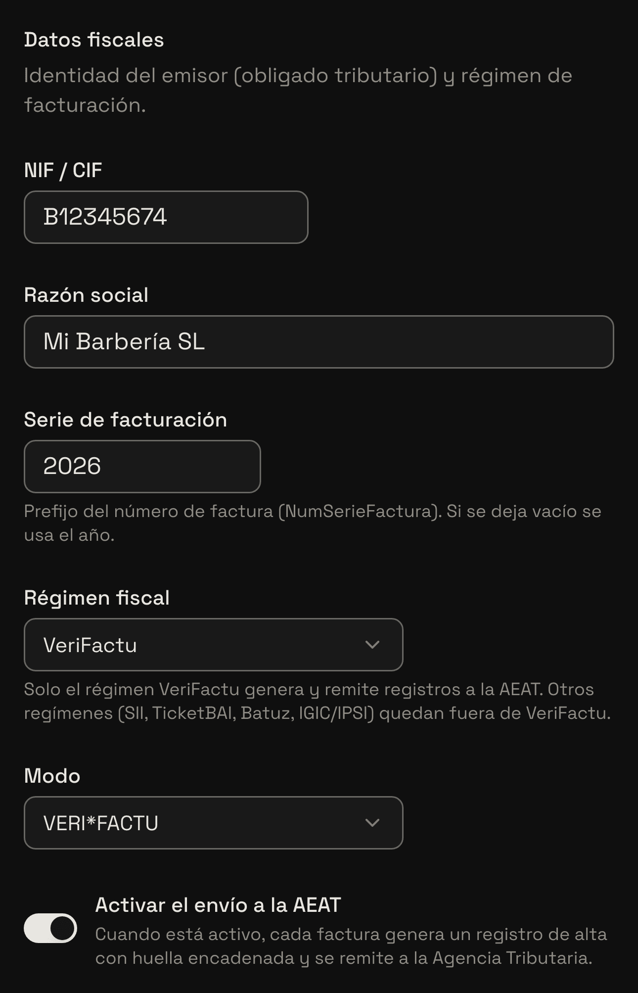 قسم «البيانات الضريبية» وفيه الرقم الضريبي والاسم القانوني والسلسلة ونظام VeriFactu ووضع VERI*FACTU، ومفتاح «تفعيل الإرسال إلى مصلحة الضرائب» مشغَّل