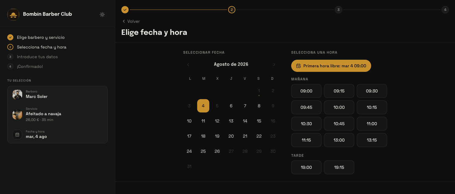 Página pública de reservas: el 3 y el 5 de agosto aparecen en gris y las horas del 4 saltan de 11:15 a 13:00 y luego a 19:00, evitando las horas ocupadas