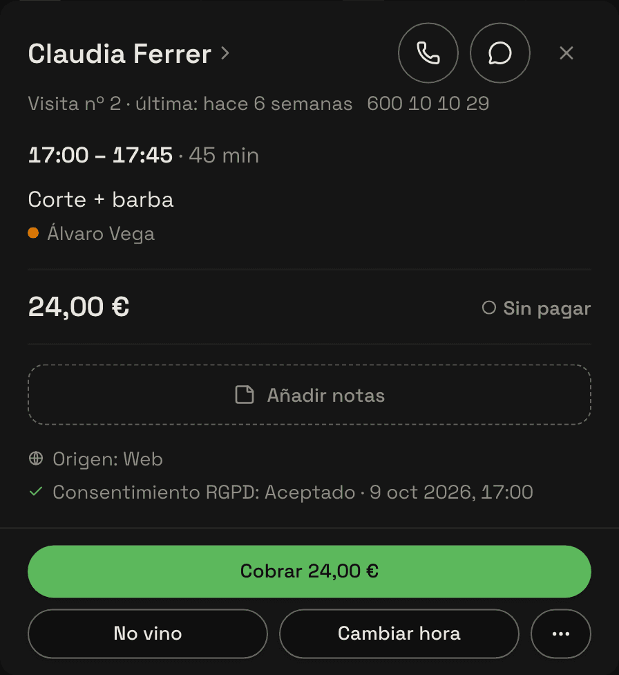 La ficha de una cita apuntada por el dueño en la columna de otro barbero, con «Avisar al cliente» encendido.