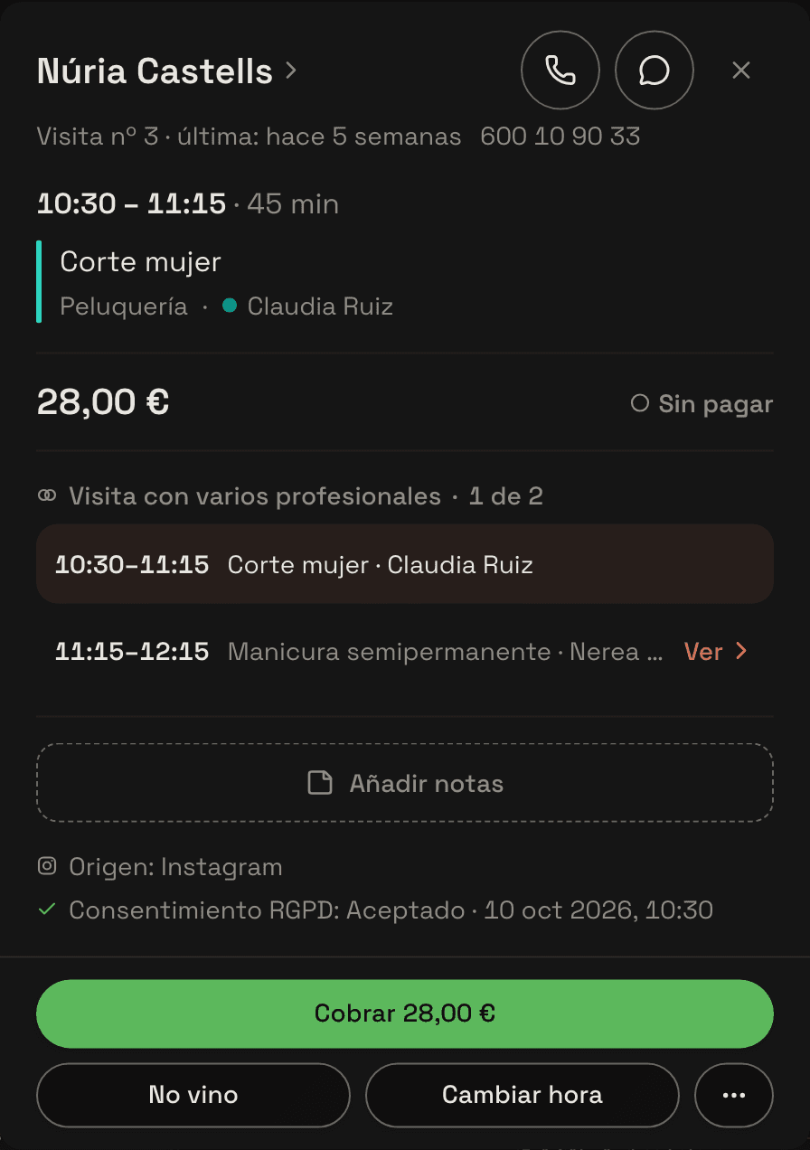 La ficha de la cabeza de la visita: el servicio, la clienta, la marca 1 de 3 y, debajo, las dos paradas siguientes con su profesional y su hora.