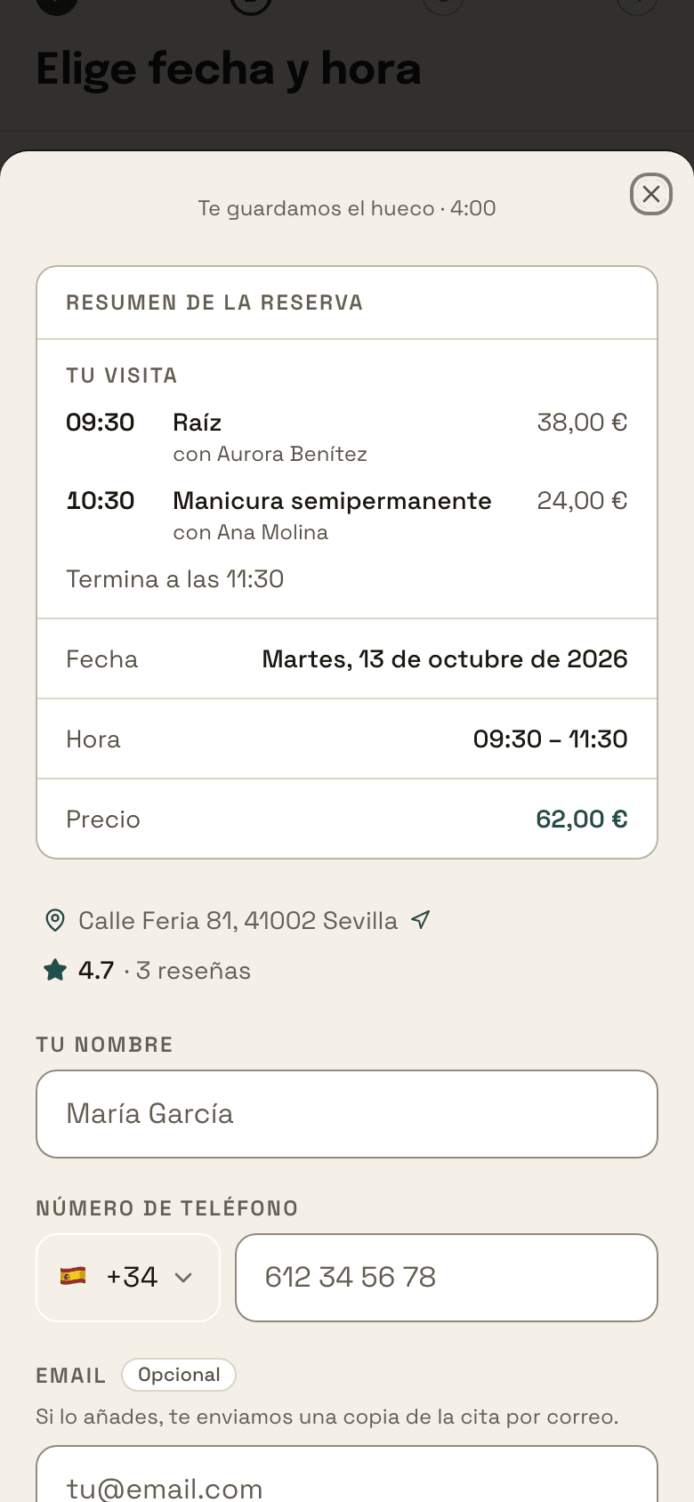 La pantalla de confirmar de la clienta: las dos paradas con su hora y su profesional, la espera entre ambas y un solo precio total.