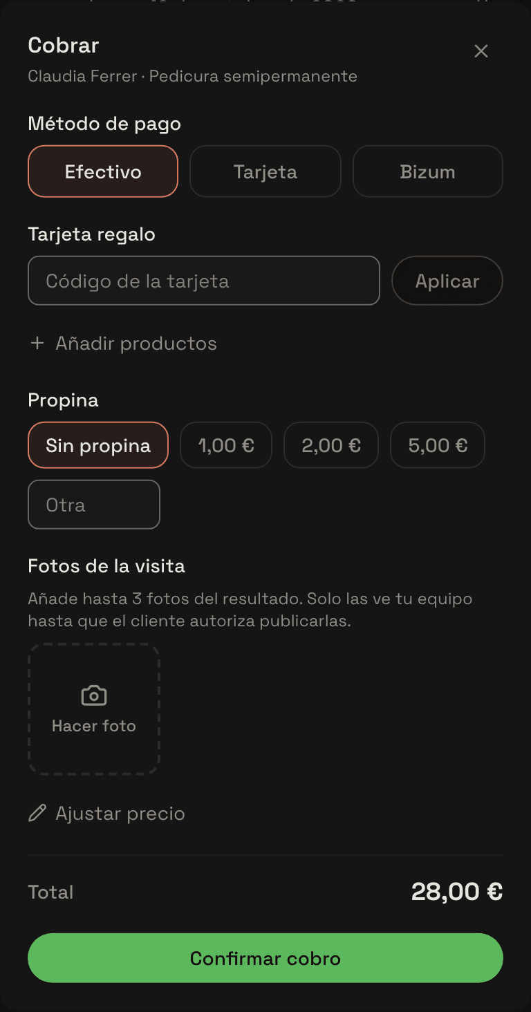 La hoja de «Cobrar»: el precio, los métodos efectivo, tarjeta y Bizum, y el total; debajo, el aviso con «Reservar siguiente cita».